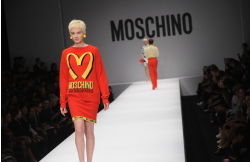 Известный бренд Moschino представил новую модную коллекцию